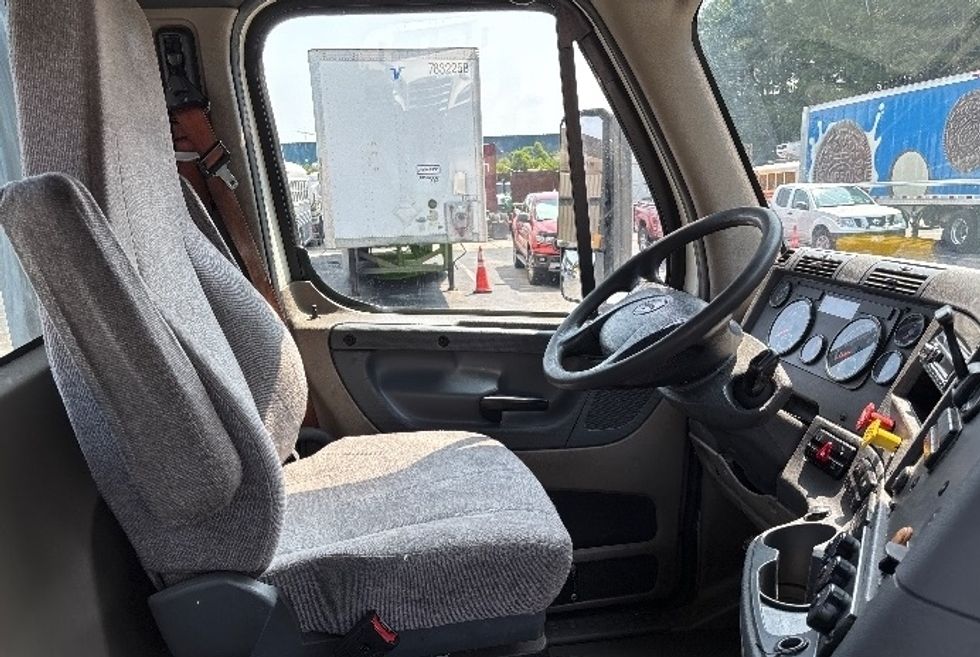 Day Cab Tractor-Heavy Duty Tractors-Freightliner-2017-Cascadia 11342ST-Chesapeake-VA-637,628\n\t\tmiles-$ 19,000 - Image 14