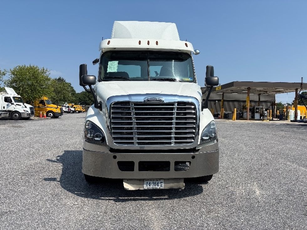 Day Cab Tractor-Heavy Duty Tractors-Freightliner-2017-Cascadia 11342ST-Chesapeake-VA-637,628\n\t\tmiles-$ 19,000 - Image 2