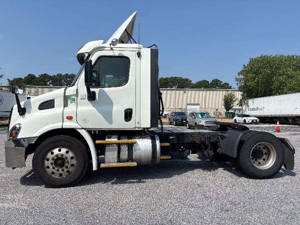 Day Cab Tractor-Heavy Duty Tractors-Freightliner-2017-Cascadia 11342ST-Chesapeake-VA-637,628\n\t\tmiles-$ 19,000 - Image 4