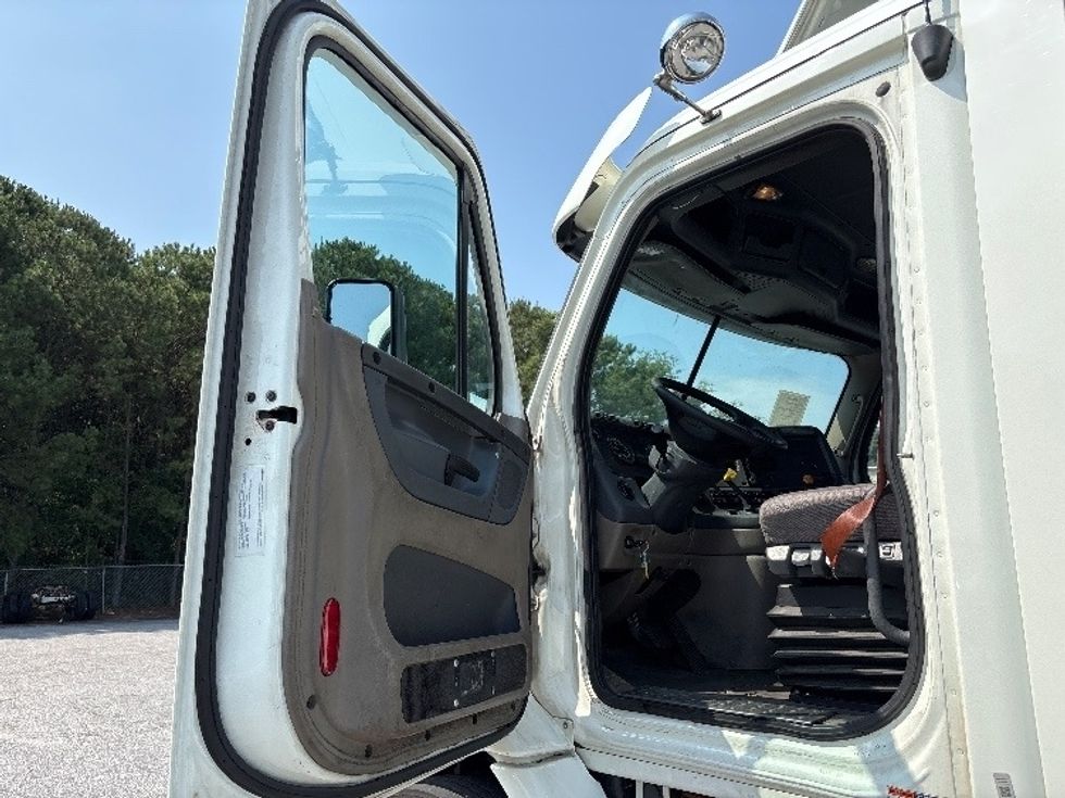 Day Cab Tractor-Heavy Duty Tractors-Freightliner-2017-Cascadia 11342ST-Chesapeake-VA-637,628\n\t\tmiles-$ 19,000 - Image 9