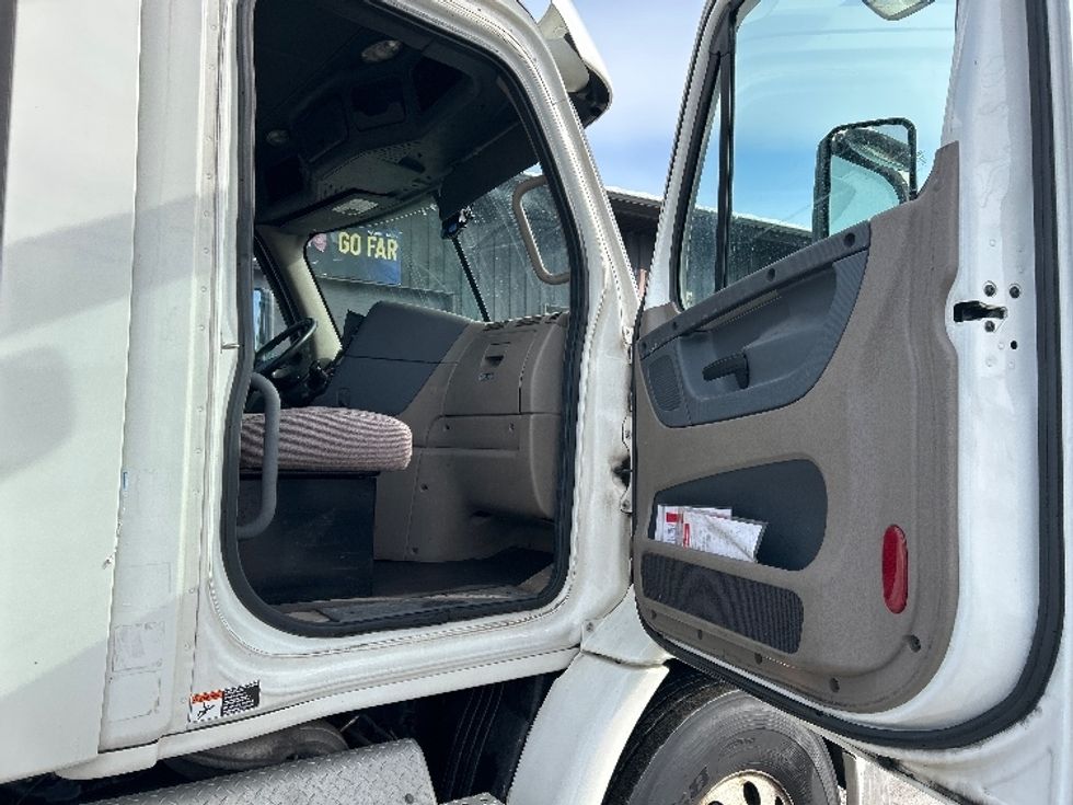 Day Cab Tractor-Heavy Duty Tractors-Freightliner-2017-Cascadia 11342ST-Coxsackie-NY-363,788\n\t\tmiles-$ 22,250 - Image 12