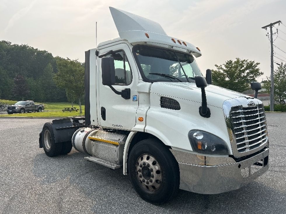 Day Cab Tractor-Heavy Duty Tractors-Freightliner-2017-Cascadia 11342ST-Fitchburg-MA-264,420\n\t\tmiles-$ 27,750 - Image 1