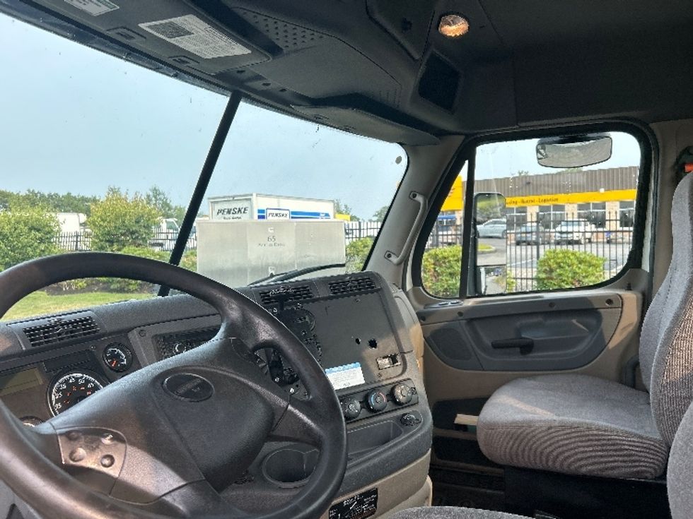 Day Cab Tractor-Heavy Duty Tractors-Freightliner-2017-Cascadia 11342ST-Fitchburg-MA-264,420\n\t\tmiles-$ 27,750 - Image 10