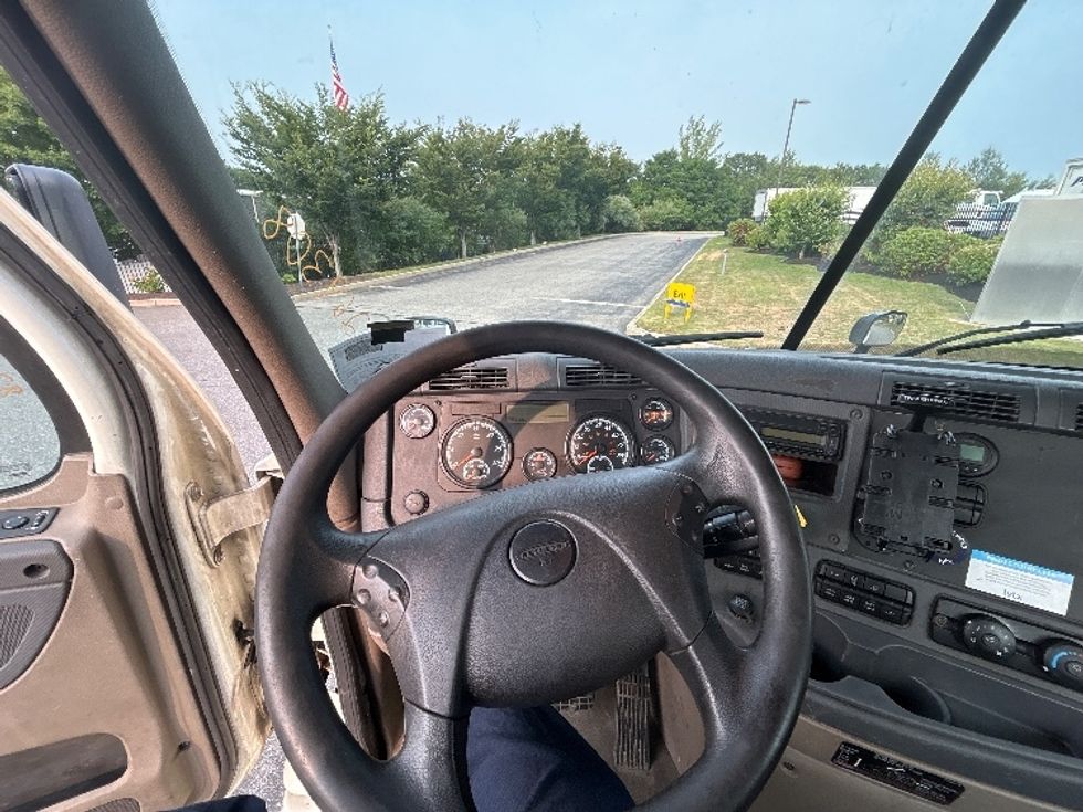 Day Cab Tractor-Heavy Duty Tractors-Freightliner-2017-Cascadia 11342ST-Fitchburg-MA-264,420\n\t\tmiles-$ 27,750 - Image 11