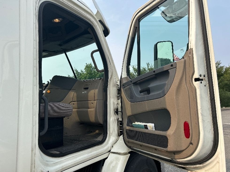 Day Cab Tractor-Heavy Duty Tractors-Freightliner-2017-Cascadia 11342ST-Fitchburg-MA-264,420\n\t\tmiles-$ 27,750 - Image 12