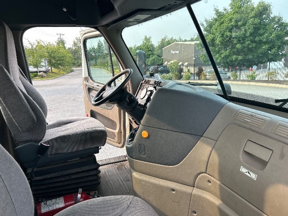 Day Cab Tractor-Heavy Duty Tractors-Freightliner-2017-Cascadia 11342ST-Fitchburg-MA-264,420\n\t\tmiles-$ 27,750 - Image 14