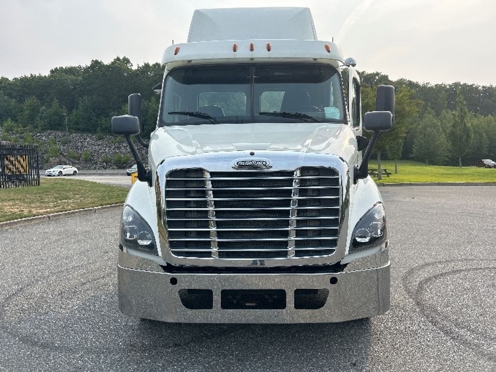 Day Cab Tractor-Heavy Duty Tractors-Freightliner-2017-Cascadia 11342ST-Fitchburg-MA-264,420\n\t\tmiles-$ 27,750 - Image 2