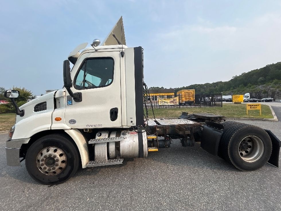 Day Cab Tractor-Heavy Duty Tractors-Freightliner-2017-Cascadia 11342ST-Fitchburg-MA-264,420\n\t\tmiles-$ 27,750 - Image 4