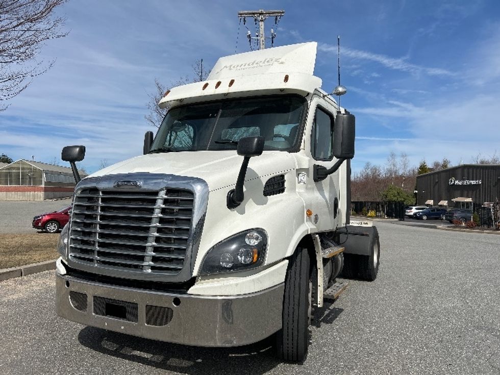 Day Cab Tractor-Heavy Duty Tractors-Freightliner-2017-Cascadia 11342ST-Fitchburg-MA-371,424\n\t\tmiles-$ 27,000 - Image 1