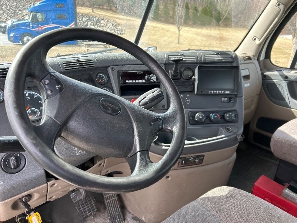 Day Cab Tractor-Heavy Duty Tractors-Freightliner-2017-Cascadia 11342ST-Fitchburg-MA-371,424\n\t\tmiles-$ 27,000 - Image 10