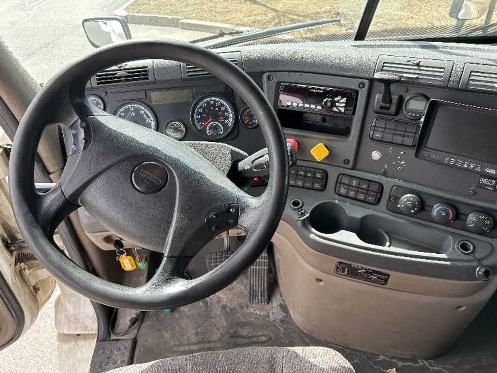 Day Cab Tractor-Heavy Duty Tractors-Freightliner-2017-Cascadia 11342ST-Fitchburg-MA-371,424\n\t\tmiles-$ 27,000 - Image 11