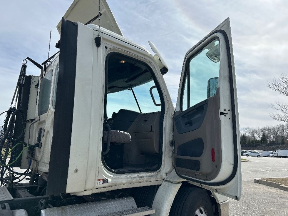 Day Cab Tractor-Heavy Duty Tractors-Freightliner-2017-Cascadia 11342ST-Fitchburg-MA-371,424\n\t\tmiles-$ 27,000 - Image 12