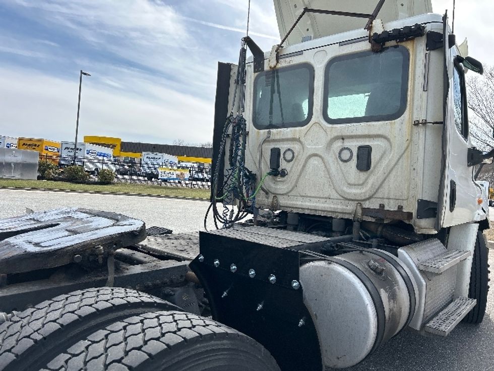 Day Cab Tractor-Heavy Duty Tractors-Freightliner-2017-Cascadia 11342ST-Fitchburg-MA-371,424\n\t\tmiles-$ 27,000 - Image 17