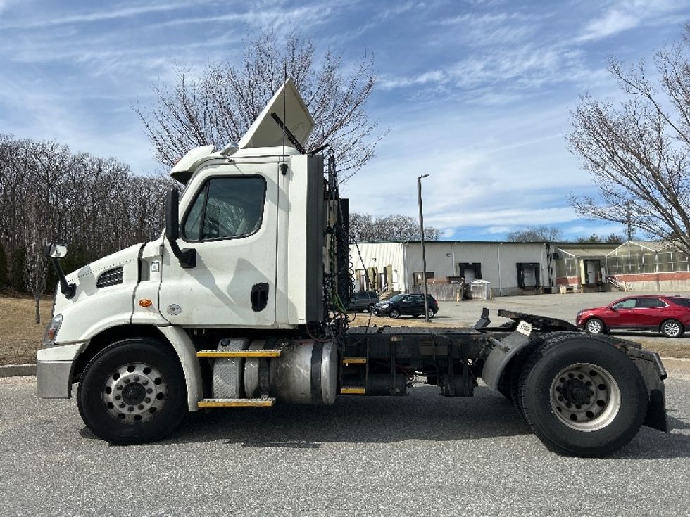 Day Cab Tractor-Heavy Duty Tractors-Freightliner-2017-Cascadia 11342ST-Fitchburg-MA-371,424\n\t\tmiles-$ 27,000 - Image 8