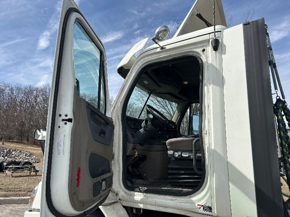 Day Cab Tractor-Heavy Duty Tractors-Freightliner-2017-Cascadia 11342ST-Fitchburg-MA-371,424\n\t\tmiles-$ 27,000 - Image 9