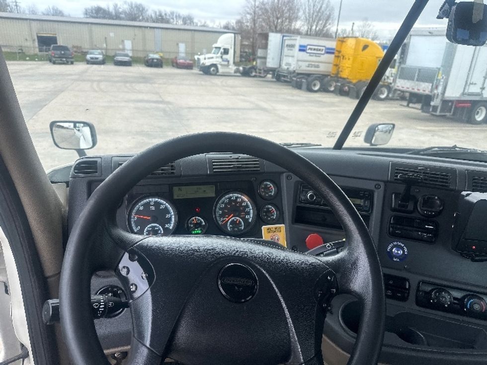 Day Cab Tractor-Heavy Duty Tractors-Freightliner-2017-Cascadia 11342ST-Hammond-LA-327,566\n\t\tmiles-$ 35,000 - Image 10