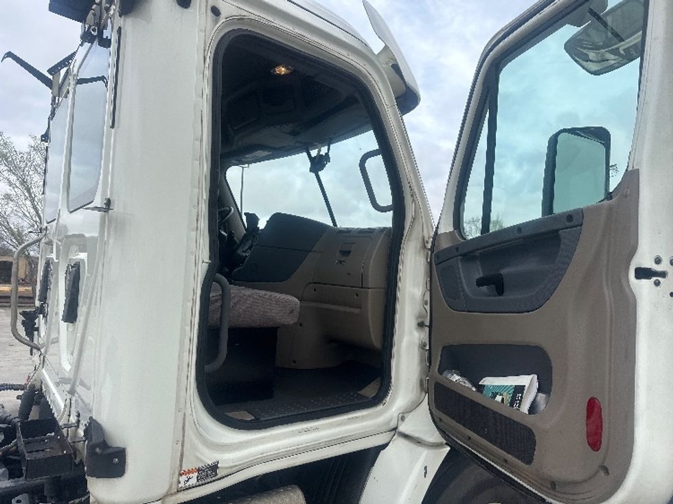 Day Cab Tractor-Heavy Duty Tractors-Freightliner-2017-Cascadia 11342ST-Hammond-LA-327,566\n\t\tmiles-$ 35,000 - Image 11