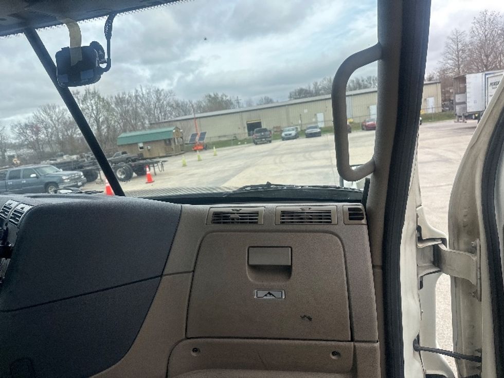 Day Cab Tractor-Heavy Duty Tractors-Freightliner-2017-Cascadia 11342ST-Hammond-LA-327,566\n\t\tmiles-$ 35,000 - Image 12