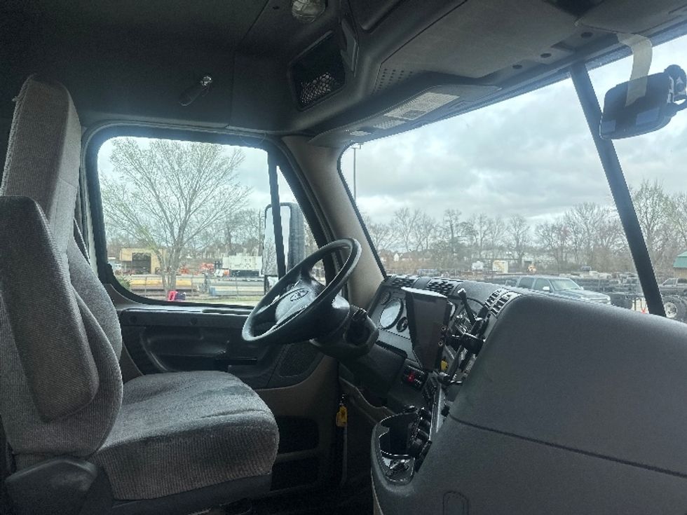 Day Cab Tractor-Heavy Duty Tractors-Freightliner-2017-Cascadia 11342ST-Hammond-LA-327,566\n\t\tmiles-$ 35,000 - Image 13