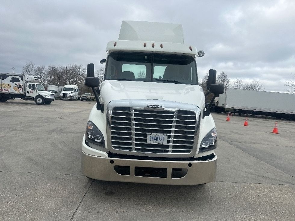 Day Cab Tractor-Heavy Duty Tractors-Freightliner-2017-Cascadia 11342ST-Hammond-LA-327,566\n\t\tmiles-$ 35,000 - Image 2
