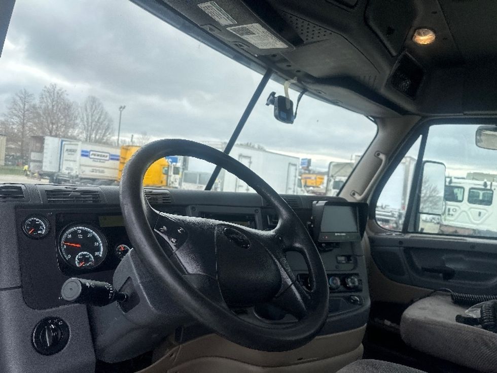 Day Cab Tractor-Heavy Duty Tractors-Freightliner-2017-Cascadia 11342ST-Hammond-LA-327,566\n\t\tmiles-$ 35,000 - Image 9