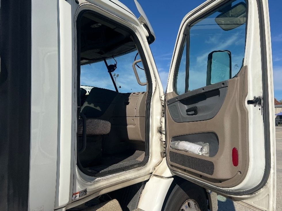 Day Cab Tractor-Heavy Duty Tractors-Freightliner-2017-Cascadia 11342ST-Hammond-LA-461,242\n\t\tmiles-$ 25,500 - Image 12