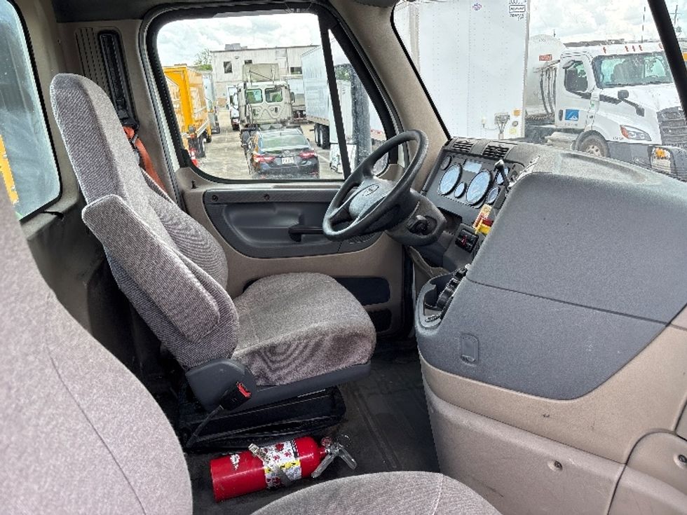Day Cab Tractor-Heavy Duty Tractors-Freightliner-2017-Cascadia 11342ST-Hammond-LA-491,495\n\t\tmiles-$ 23,250 - Image 14