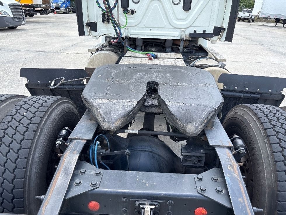 Day Cab Tractor-Heavy Duty Tractors-Freightliner-2017-Cascadia 11342ST-Hammond-LA-491,495\n\t\tmiles-$ 23,250 - Image 6