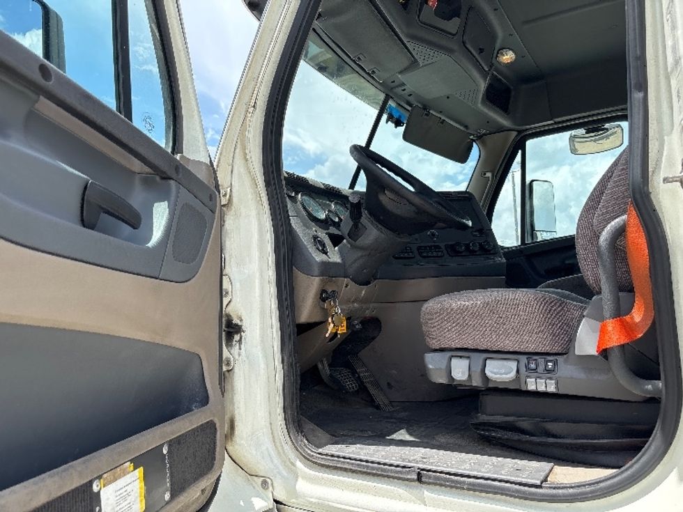 Day Cab Tractor-Heavy Duty Tractors-Freightliner-2017-Cascadia 11342ST-Hammond-LA-491,495\n\t\tmiles-$ 23,250 - Image 9