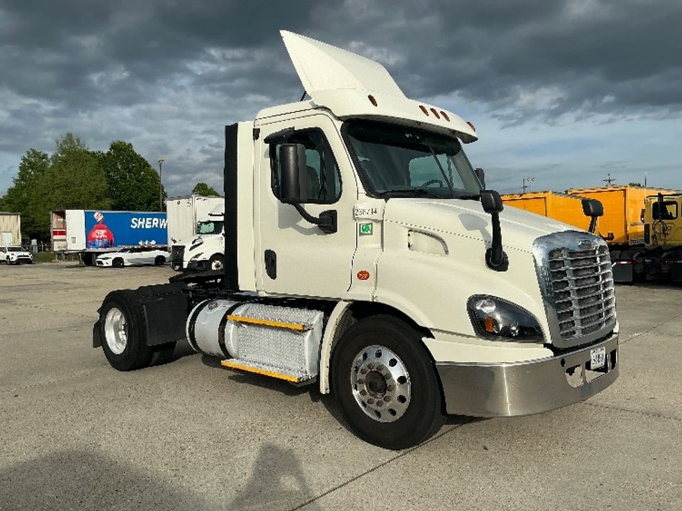 Day Cab Tractor-Heavy Duty Tractors-Freightliner-2017-Cascadia 11342ST-Hammond-LA-504,336\n\t\tmiles-$ 22,750 - Image 1