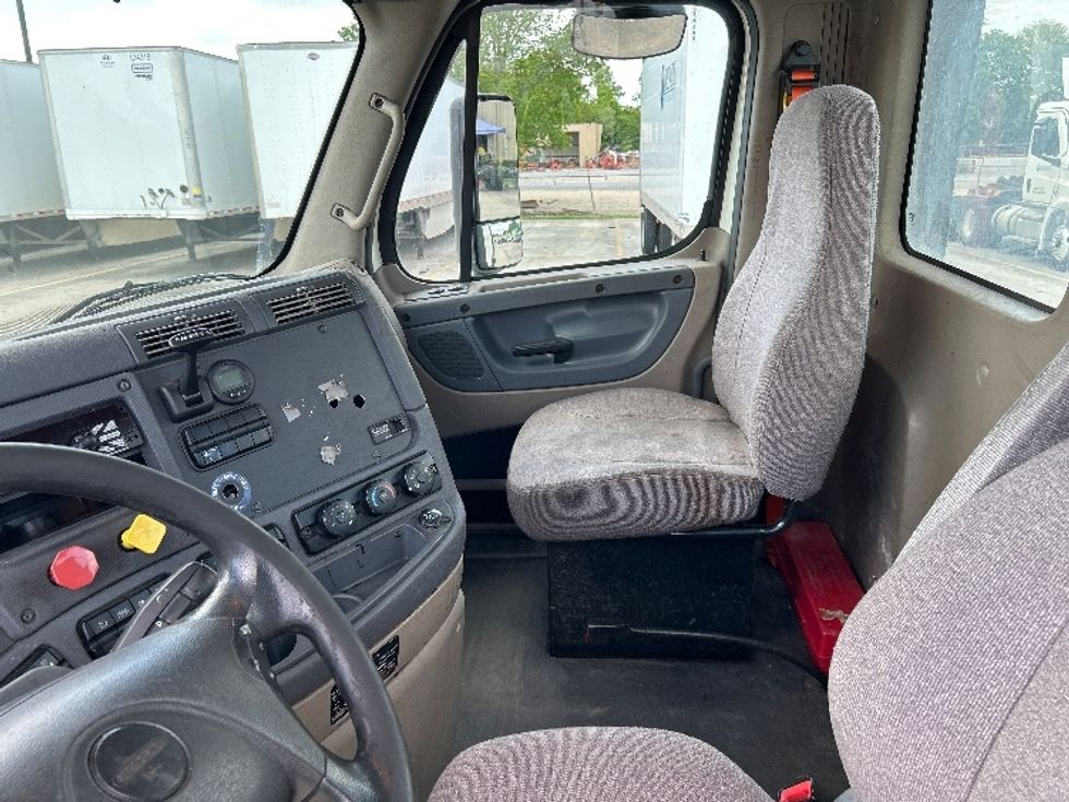 Day Cab Tractor-Heavy Duty Tractors-Freightliner-2017-Cascadia 11342ST-Hammond-LA-504,336\n\t\tmiles-$ 22,750 - Image 10