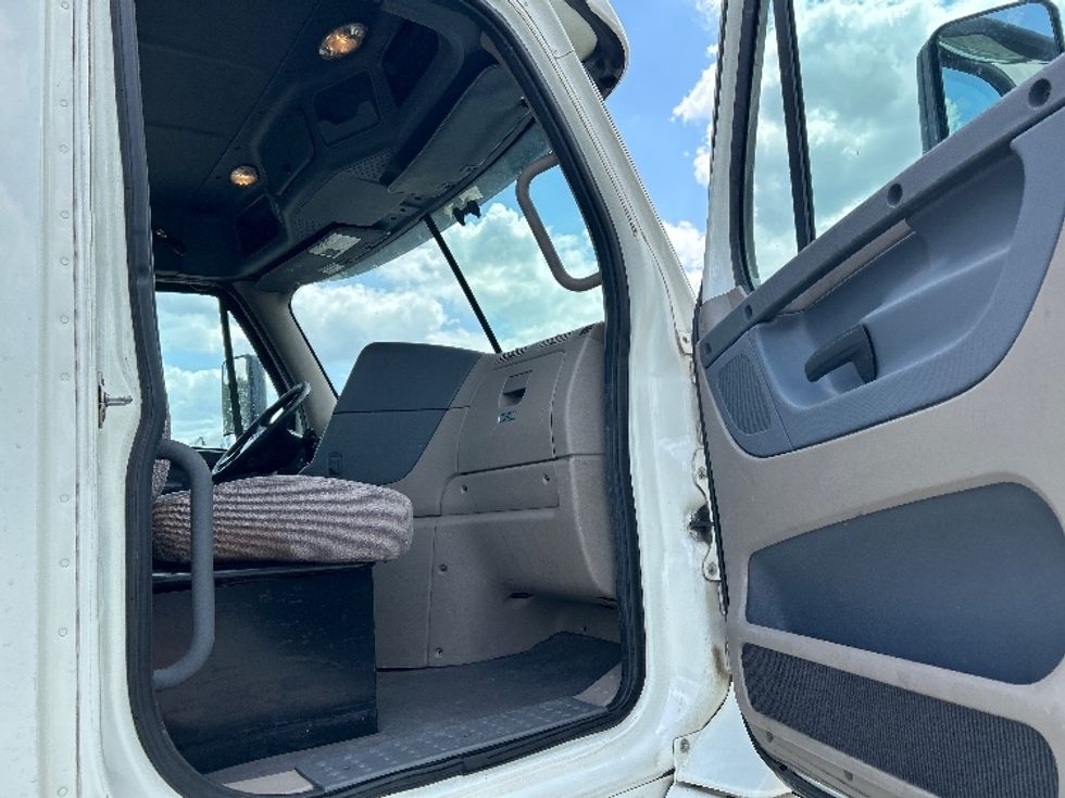 Day Cab Tractor-Heavy Duty Tractors-Freightliner-2017-Cascadia 11342ST-Hammond-LA-504,336\n\t\tmiles-$ 22,750 - Image 12