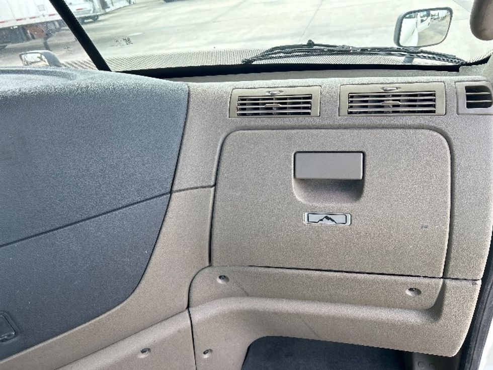 Day Cab Tractor-Heavy Duty Tractors-Freightliner-2017-Cascadia 11342ST-Hammond-LA-504,336\n\t\tmiles-$ 22,750 - Image 13