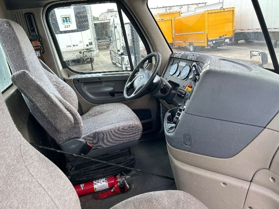 Day Cab Tractor-Heavy Duty Tractors-Freightliner-2017-Cascadia 11342ST-Hammond-LA-504,336\n\t\tmiles-$ 22,750 - Image 14