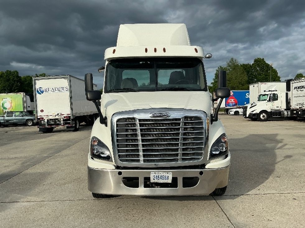 Day Cab Tractor-Heavy Duty Tractors-Freightliner-2017-Cascadia 11342ST-Hammond-LA-504,336\n\t\tmiles-$ 22,750 - Image 2