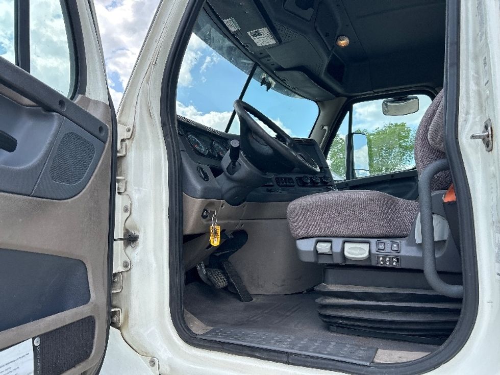 Day Cab Tractor-Heavy Duty Tractors-Freightliner-2017-Cascadia 11342ST-Hammond-LA-504,336\n\t\tmiles-$ 22,750 - Image 9