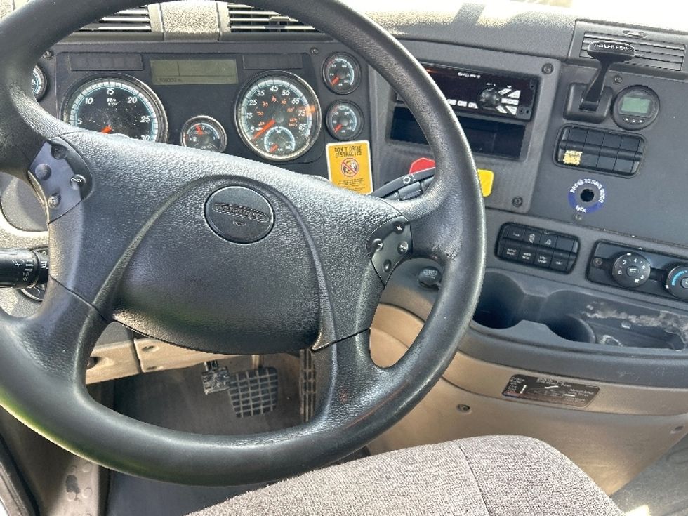 Day Cab Tractor-Heavy Duty Tractors-Freightliner-2017-Cascadia 11342ST-Hammond-LA-539,332\n\t\tmiles-$ 21,750 - Image 11