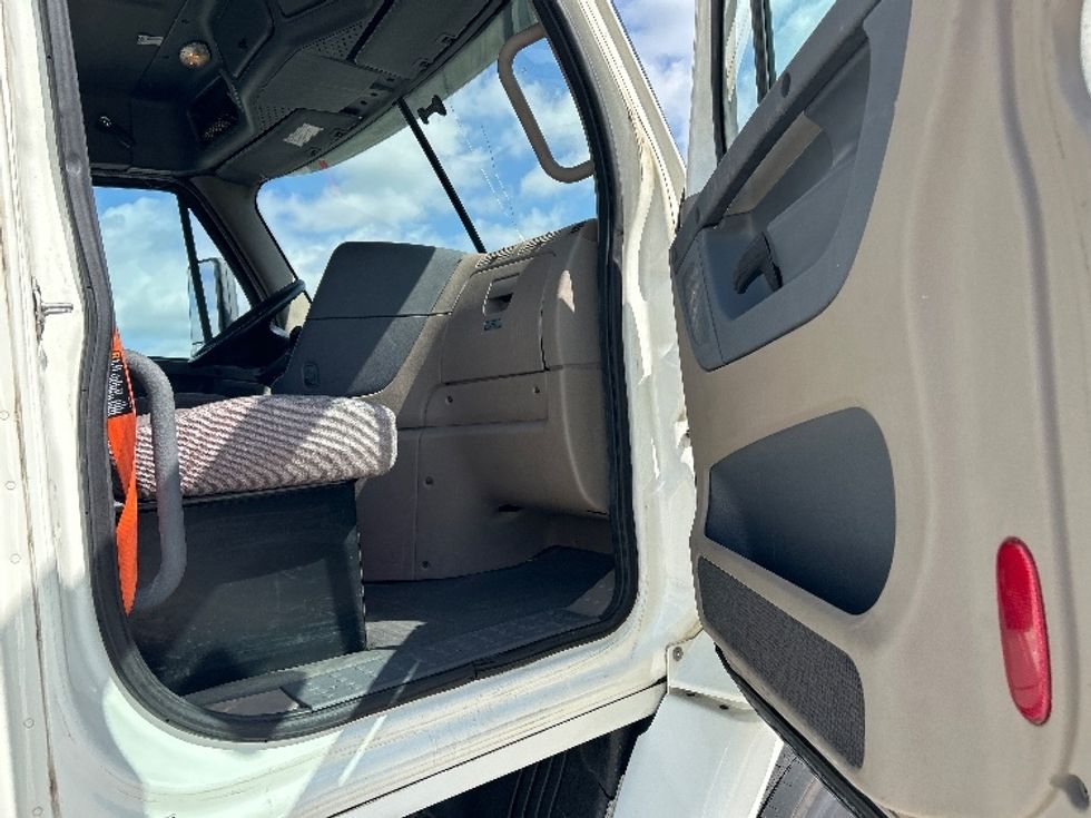 Day Cab Tractor-Heavy Duty Tractors-Freightliner-2017-Cascadia 11342ST-Hammond-LA-539,332\n\t\tmiles-$ 21,750 - Image 12