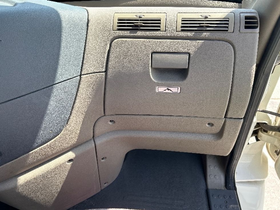 Day Cab Tractor-Heavy Duty Tractors-Freightliner-2017-Cascadia 11342ST-Hammond-LA-539,332\n\t\tmiles-$ 21,750 - Image 13