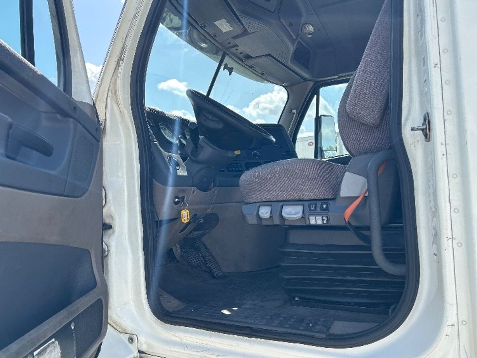 Day Cab Tractor-Heavy Duty Tractors-Freightliner-2017-Cascadia 11342ST-Hammond-LA-539,332\n\t\tmiles-$ 21,750 - Image 9