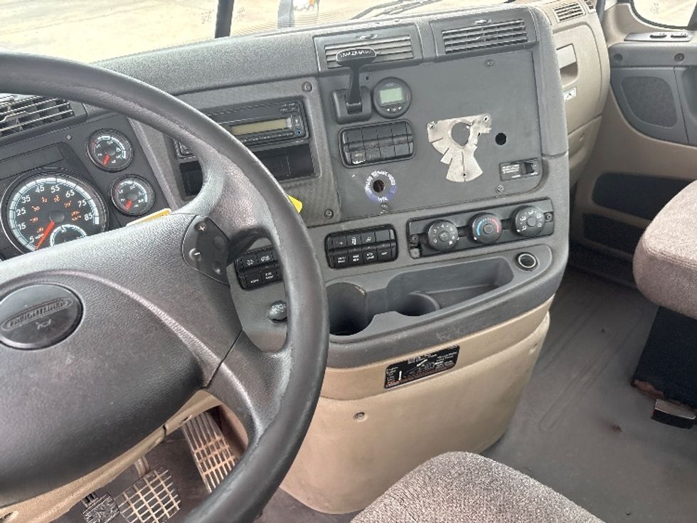 Day Cab Tractor-Heavy Duty Tractors-Freightliner-2017-Cascadia 11342ST-Hammond-LA-568,924\n\t\tmiles-$ 21,500 - Image 10