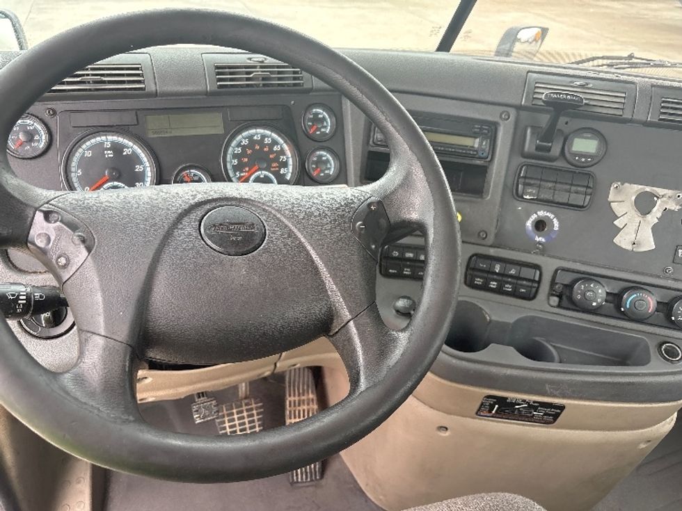 Day Cab Tractor-Heavy Duty Tractors-Freightliner-2017-Cascadia 11342ST-Hammond-LA-568,924\n\t\tmiles-$ 21,500 - Image 11