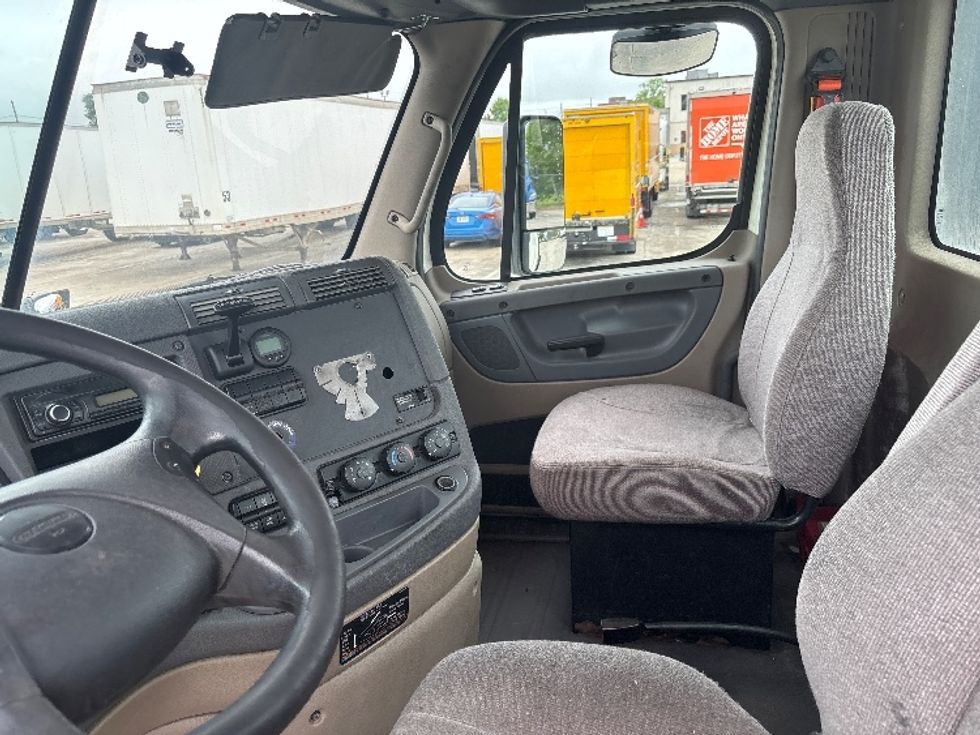 Day Cab Tractor-Heavy Duty Tractors-Freightliner-2017-Cascadia 11342ST-Hammond-LA-568,924\n\t\tmiles-$ 21,500 - Image 12