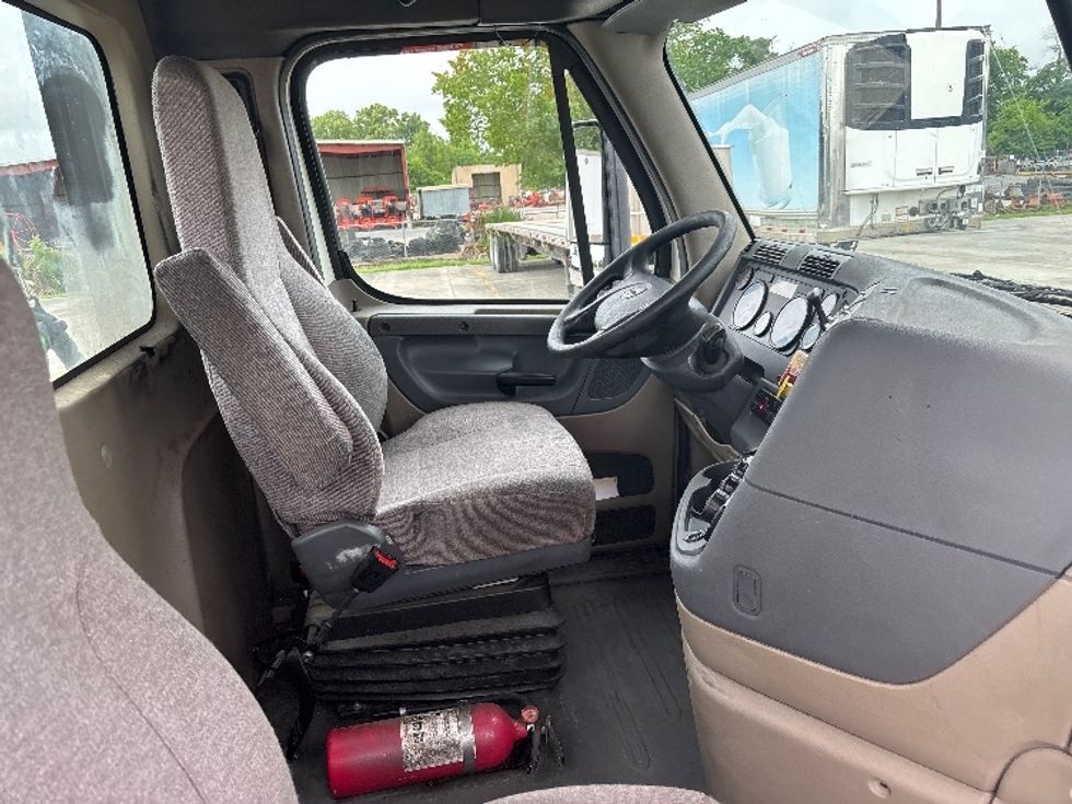Day Cab Tractor-Heavy Duty Tractors-Freightliner-2017-Cascadia 11342ST-Hammond-LA-568,924\n\t\tmiles-$ 21,500 - Image 14