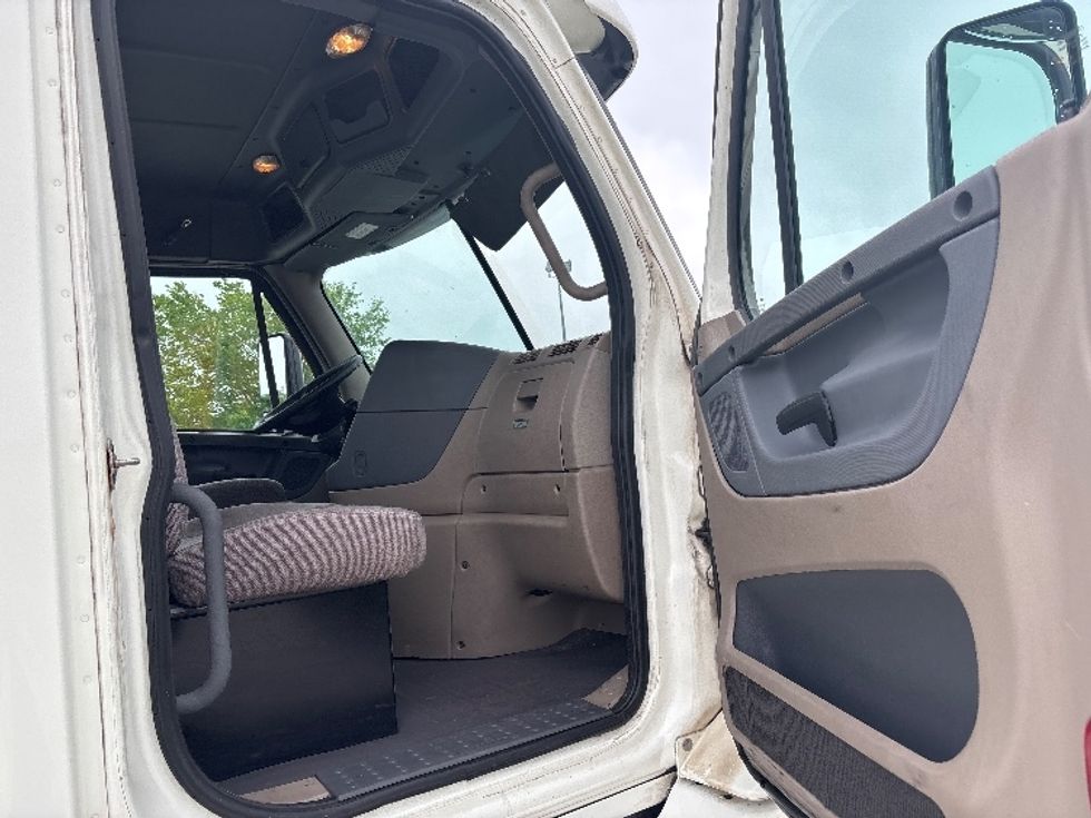 Day Cab Tractor-Heavy Duty Tractors-Freightliner-2017-Cascadia 11342ST-Hammond-LA-568,924\n\t\tmiles-$ 21,500 - Image 17