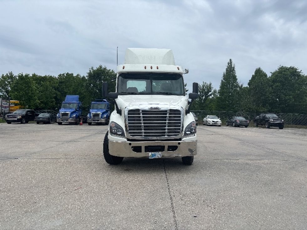 Day Cab Tractor-Heavy Duty Tractors-Freightliner-2017-Cascadia 11342ST-Hammond-LA-568,924\n\t\tmiles-$ 21,500 - Image 2
