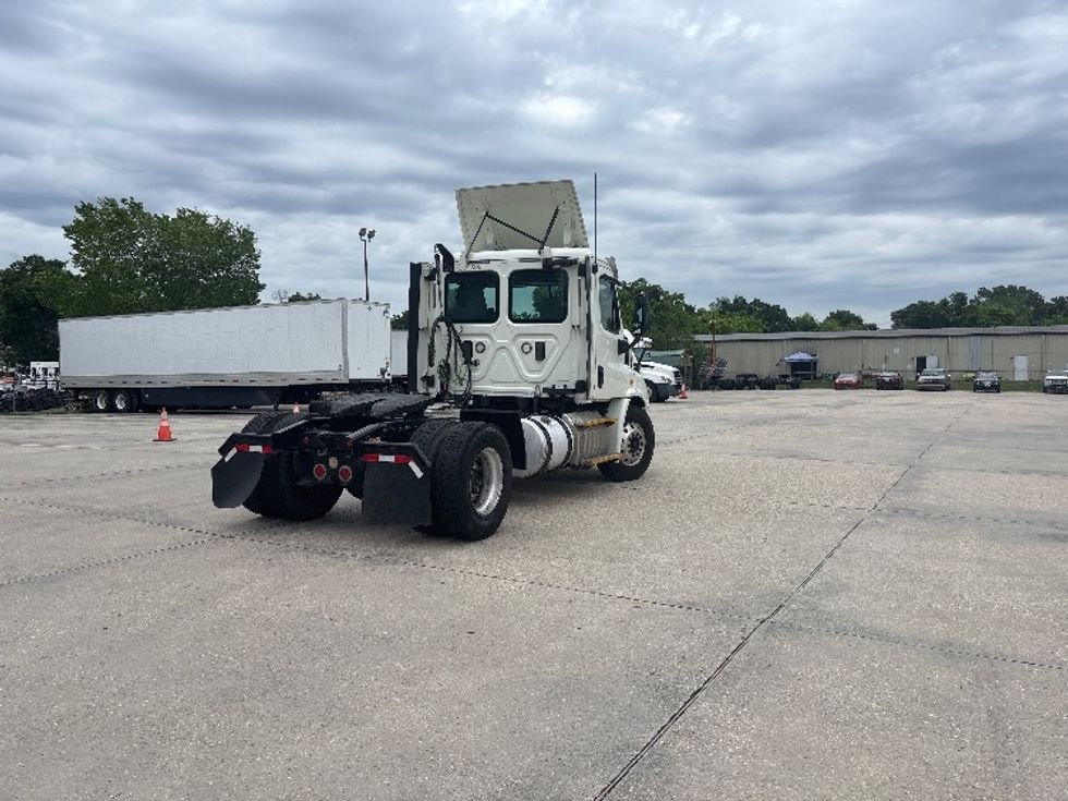 Day Cab Tractor-Heavy Duty Tractors-Freightliner-2017-Cascadia 11342ST-Hammond-LA-568,924\n\t\tmiles-$ 21,500 - Image 7
