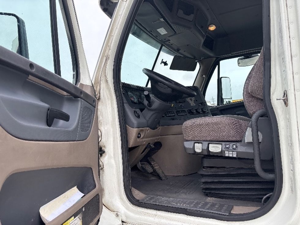 Day Cab Tractor-Heavy Duty Tractors-Freightliner-2017-Cascadia 11342ST-Hammond-LA-568,924\n\t\tmiles-$ 21,500 - Image 9