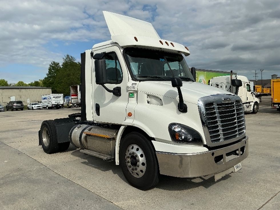 Day Cab Tractor-Heavy Duty Tractors-Freightliner-2017-Cascadia 11342ST-Hammond-LA-608,633\n\t\tmiles-$ 19,500 - Image 1