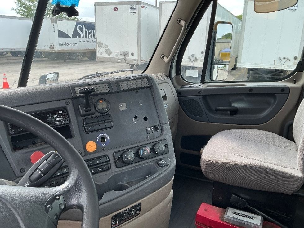 Day Cab Tractor-Heavy Duty Tractors-Freightliner-2017-Cascadia 11342ST-Hammond-LA-608,633\n\t\tmiles-$ 19,500 - Image 10